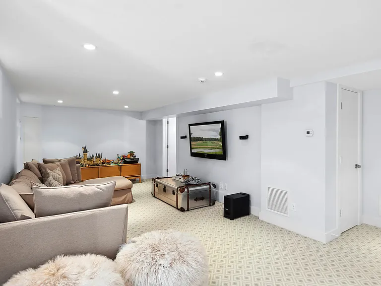 158 Halsey St — Photo 23