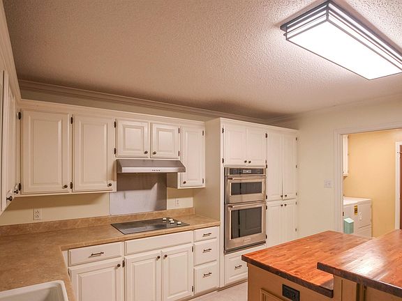 5th image of 3316 Oak Village Dr