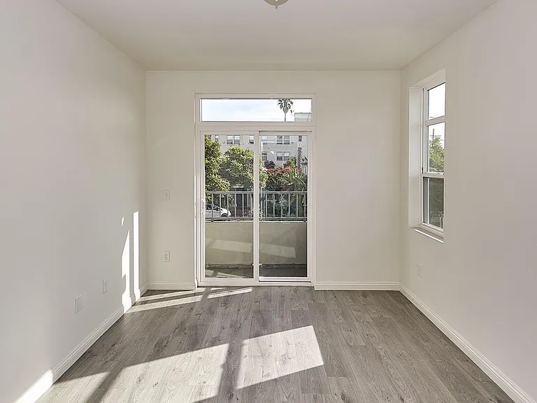 407 N Ardmore Ave #201 — Photo 11