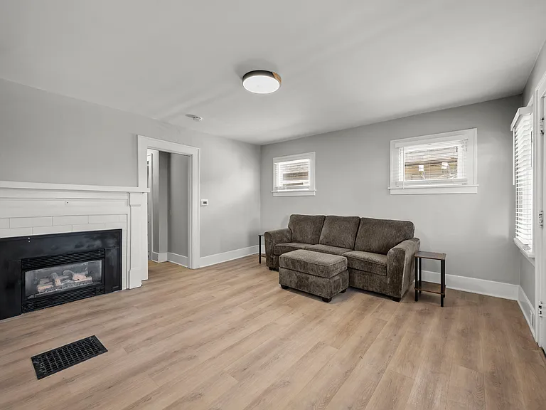 4525 5th Ave NE #U — Photo 4