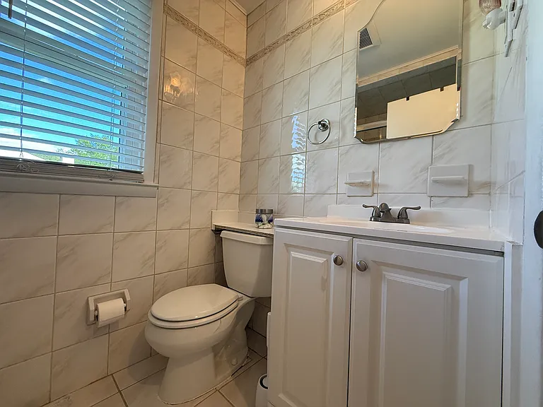 806 Warfield Ln — Photo 17