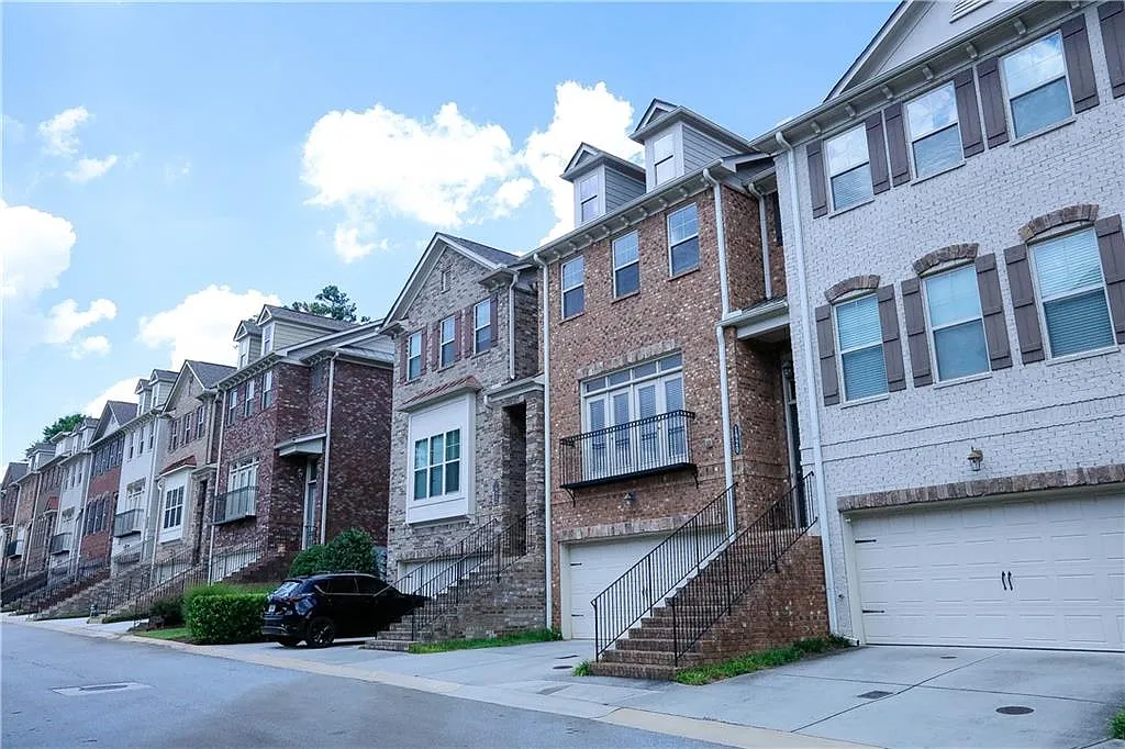 3 bed, 3.5 bath, 2213 sqft, $3,650 — Photo 3