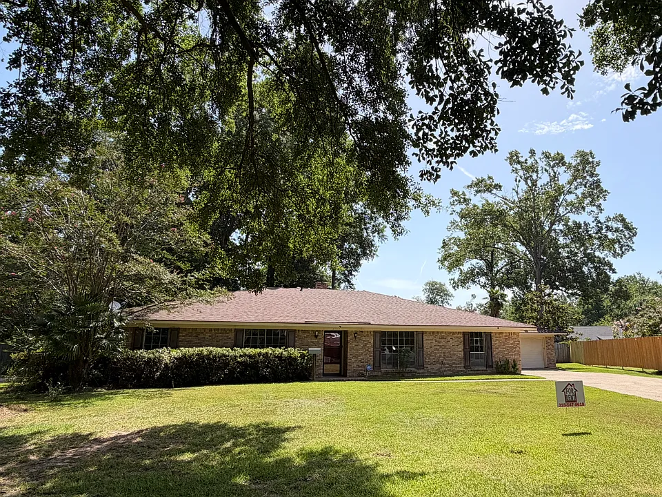2102 Elmwood Dr