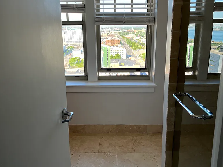 525 W Lafayette Blvd #16C — Photo 8