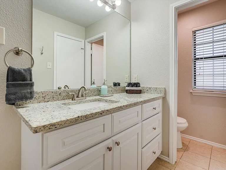 1725 Canterbury Ln — Photo 24