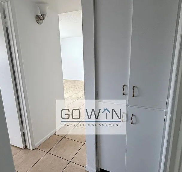 1626 W Denton Ln — Photo 9