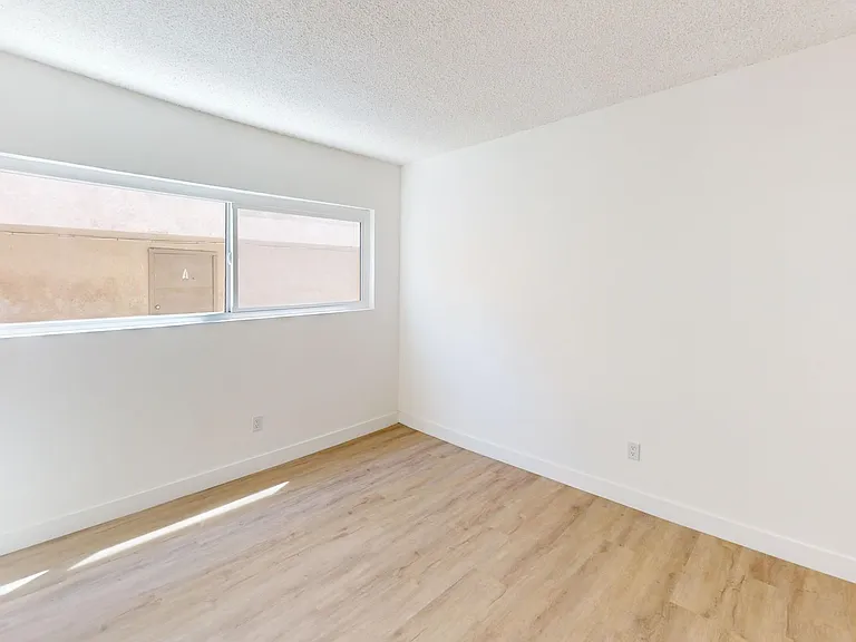 Free Rent! Beautiful & Spacious 1 Bed. Apt. In Van Nuys. — Photo 10