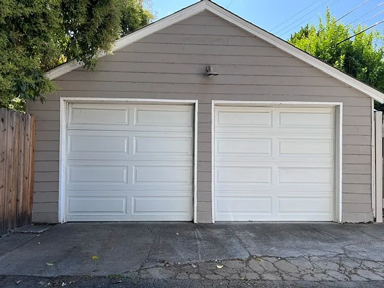 1036 10th Ave — Photo 16