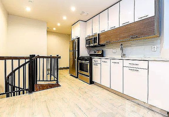 5th image of 1353 Myrtle Ave #1C