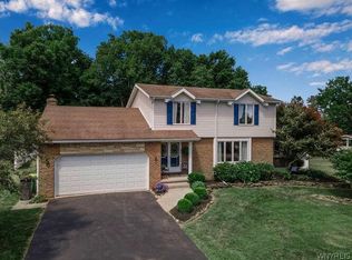 4526 Candlewood Dr, Lockport, NY 14094