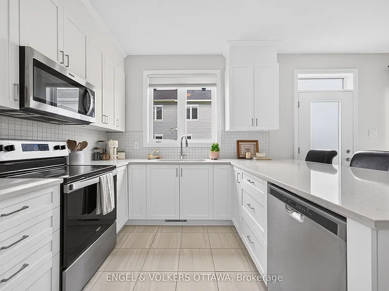 33 Focality Cres — Photo 12