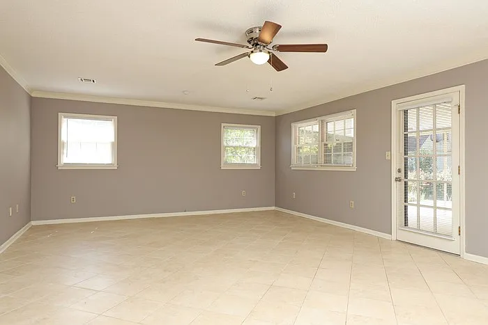 242 Kiefer Dr — Photo 4