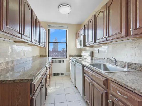 98-120 Queens Boulevard image 1 of 11