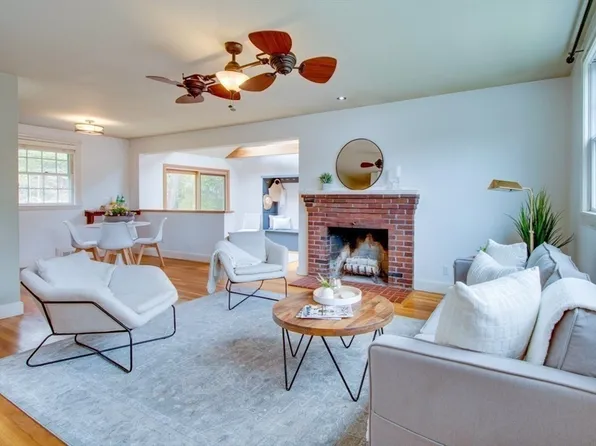 77 Wellesley Ave, Wellesley, MA 02482