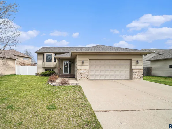 506 Rosewood Dr, Harrisburg, SD 57032