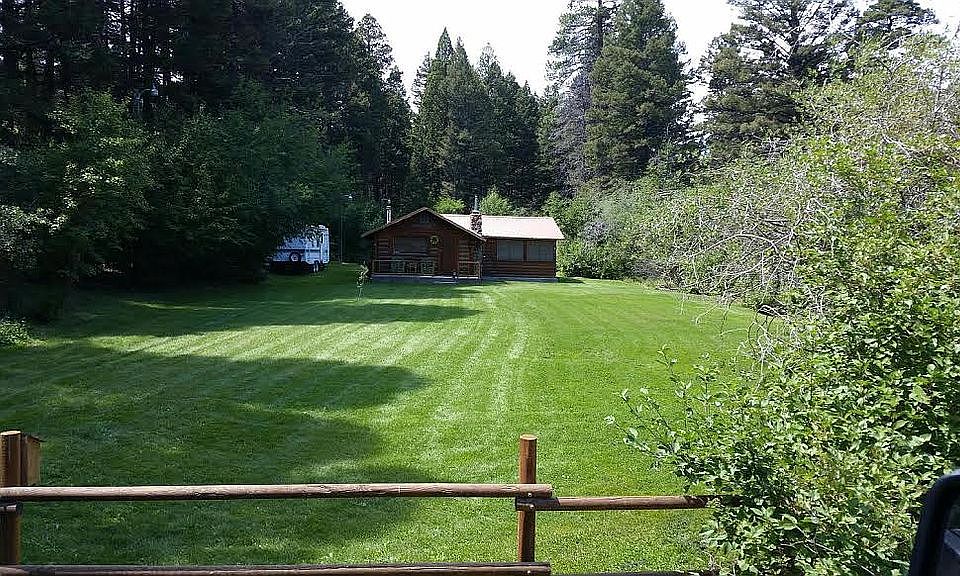 Cozy cabin beautiful setting