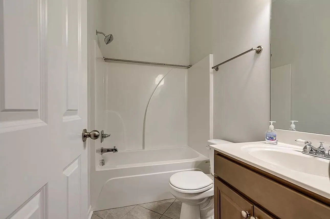 3 bed, 3.5 bath, 2000 sqft, $2,200 — Photo 3