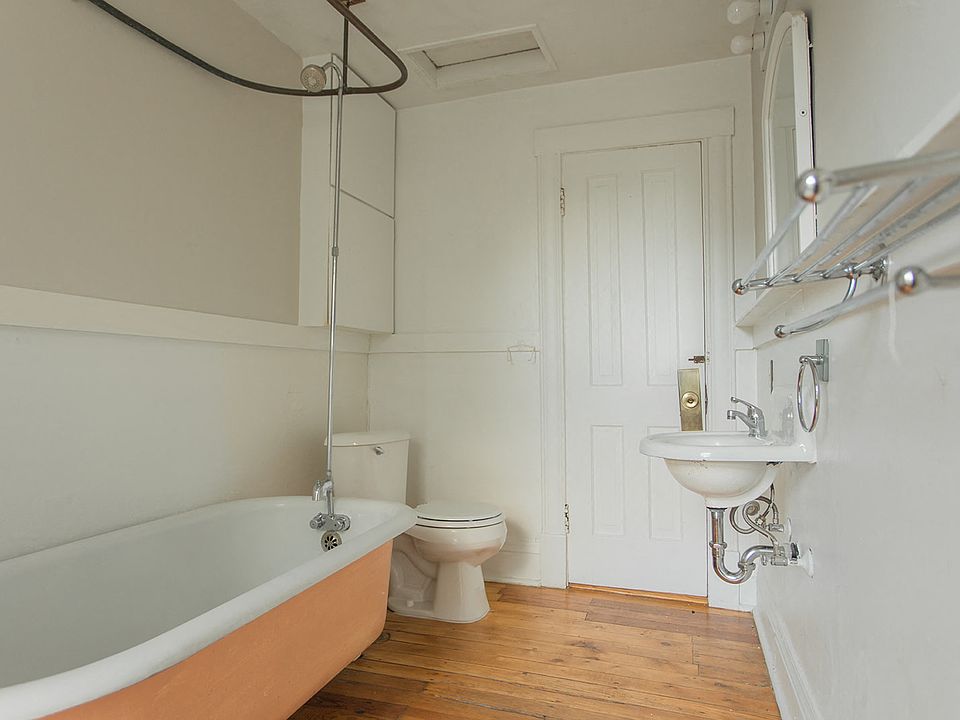 974 Grandview Ave Bathroom