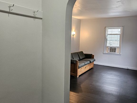 2nd image of 105 Pennsylvania Ave #1R