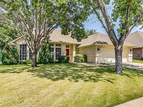 2nd image of 832 Willow Ct