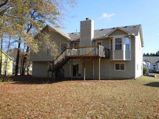6 bed, 2415 sqft, $2,200 — Photo 2