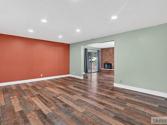 3rd image of 2020 Saint Clair Rd