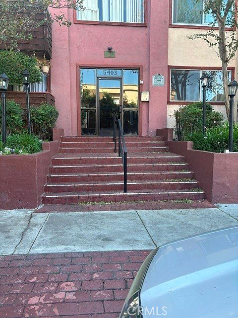 1st image of 5403 Newcastle Ave