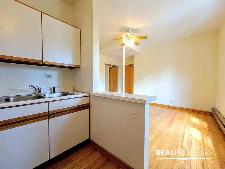 635 W Barry Ave — Photo 11