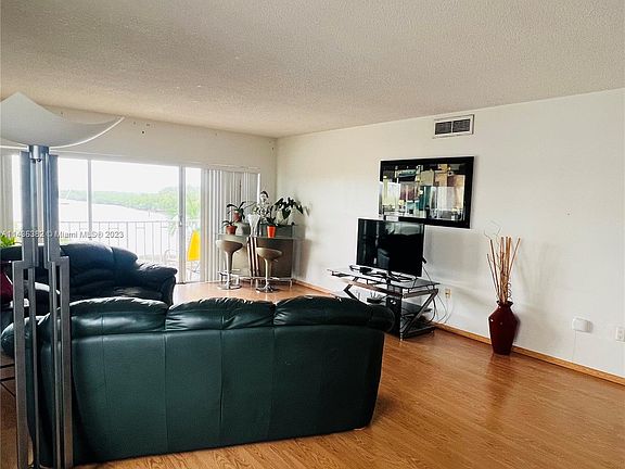 4th image of 500 Bayview Dr APT 432