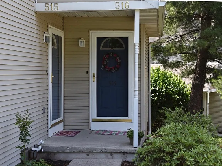 516 Maplewood Ave — Photo 3