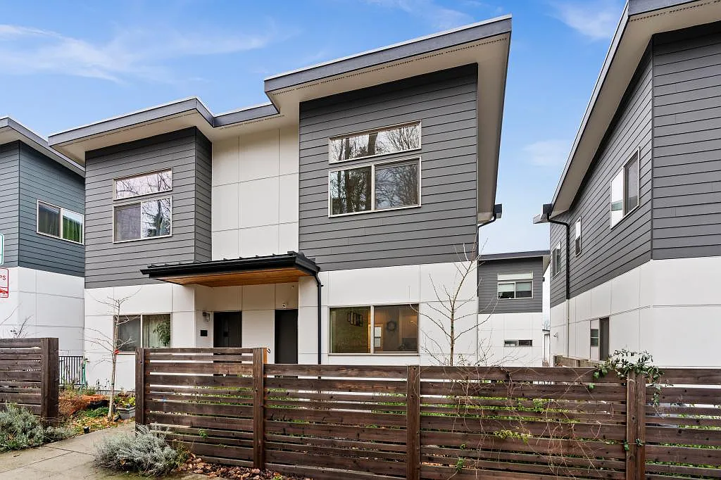 8712 42nd Ave. S. - 2 bedrooms — Photo 1