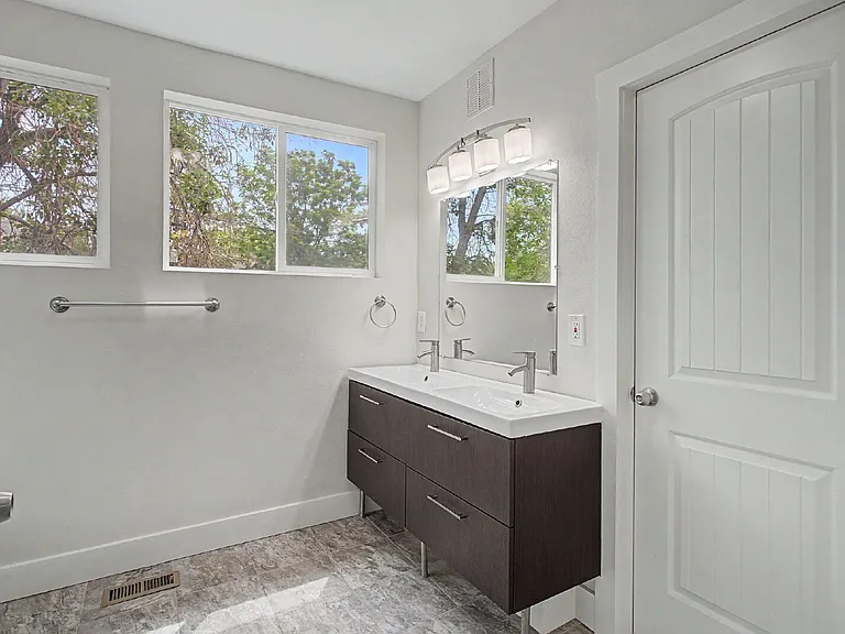 1230 N Logan St — Photo 29