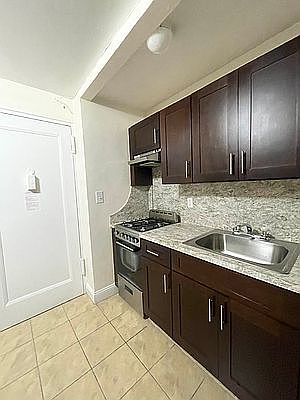 3rd image of 140-18 Burden Cres #323