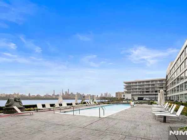 9 Somerset Lane #310, Edgewater, NJ 07020
