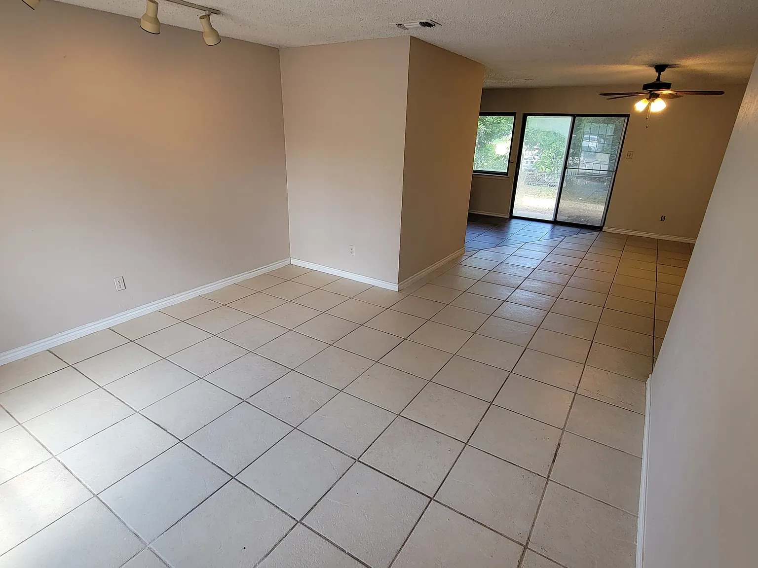 3 bed, 1210 sqft, $2,400 — Photo 4