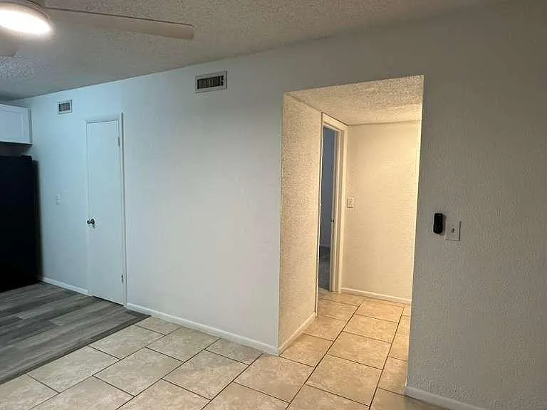1000 Lake Of The Woods Blvd #205H — Photo 4