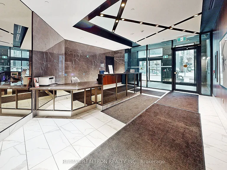 327 King St W #4105 — Photo 12
