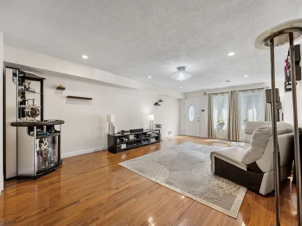 20 Cranford Ct, Staten Island, NY 10306