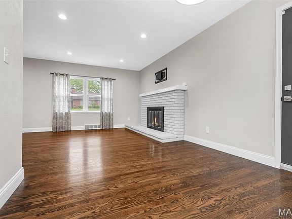5th image of 135 Tanzberger Dr