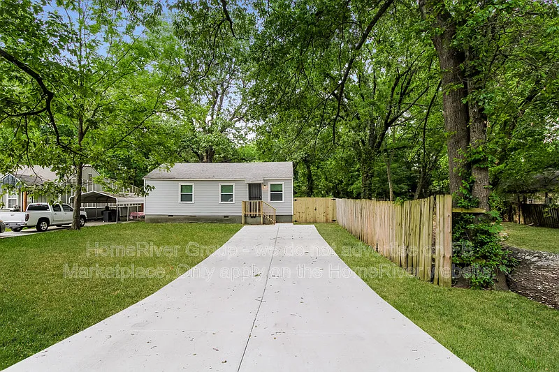 2 bed, 1.0 bath, 912 sqft, $1,070 — Photo 2