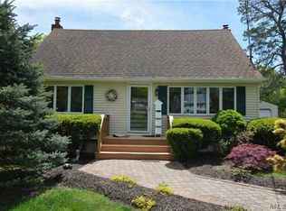 562 Canal Rd, Mount Sinai, NY 11766