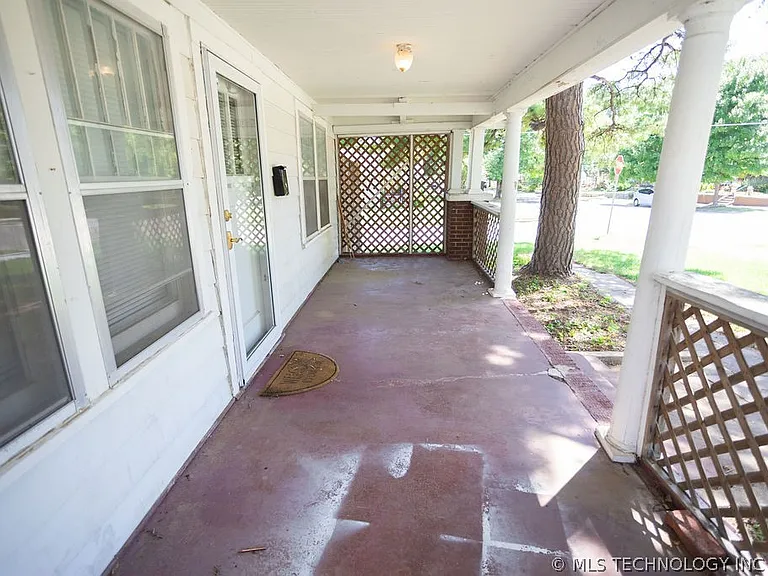 1147 S Florence Ave — Photo 7