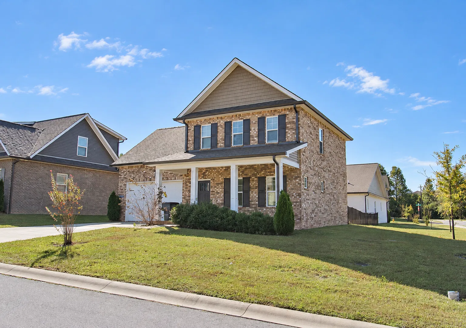 Pet-Friendly 3-Bedroom Home with Upstairs Bonus Room & Fenced Backyard — Photo 1