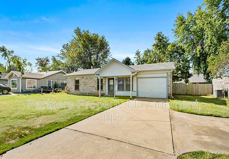 3520 W Olive St — Photo 2
