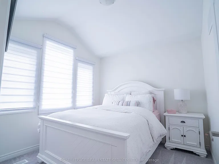 84 Barkerville Dr — Photo 17