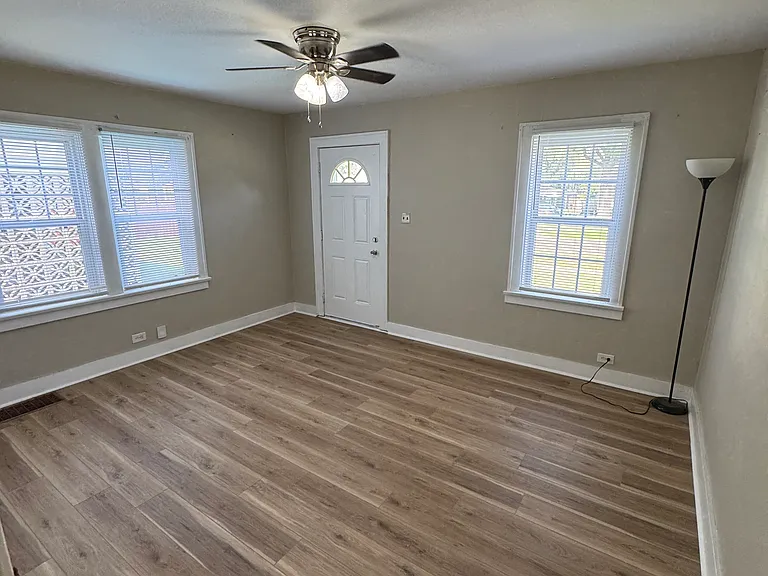 103 Whitelaw Ave — Photo 3