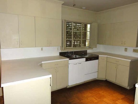 5th image of 3733 Woodridge Dr