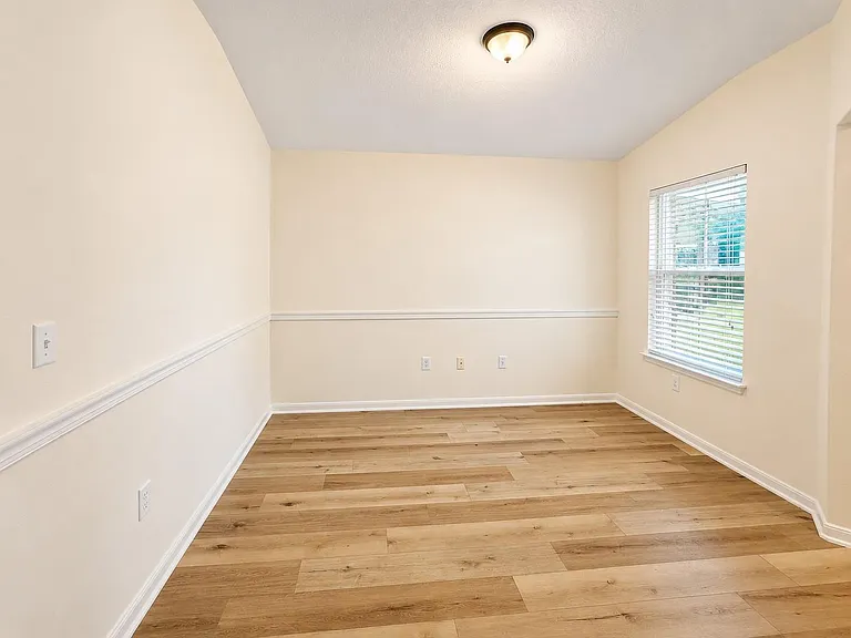 202 Mossberg Ln — Photo 2