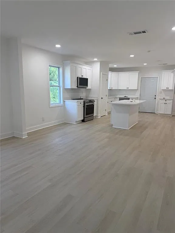 5 bed, 3.5 bath, 2848 sqft, $3,200 — Photo 3