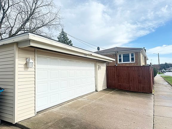 4th image of 1524 Memorial Dr